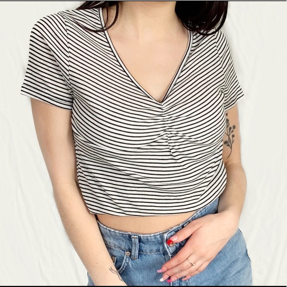 Striped Low-Cut Top - Picture 3 of 4